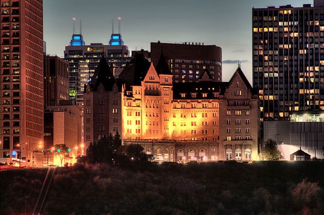800px-Hotel-Macdonald-Edmonton-Alberta-Canada-02-A